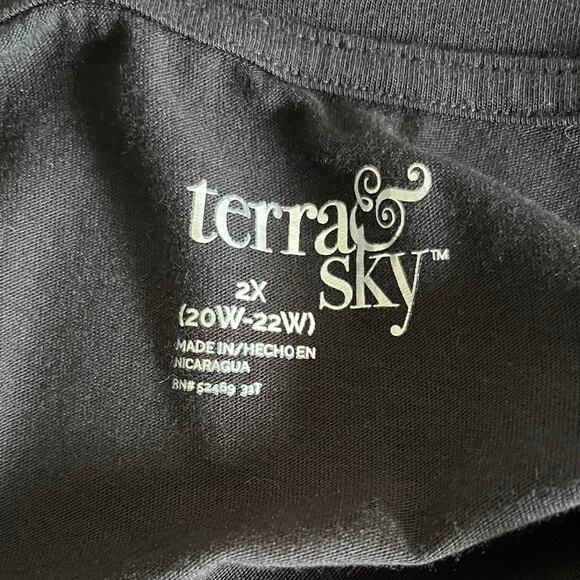 Women’s Top Lot of 2 Black Long Sleeve Green Short Sleeve Casual Comfort Staple - Picture 10 of 11